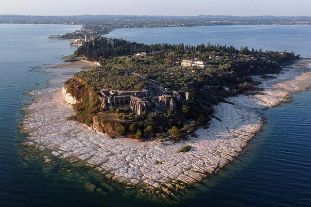 <p>Waters around the peninsula of Sirmione recede due to severe drought</p>