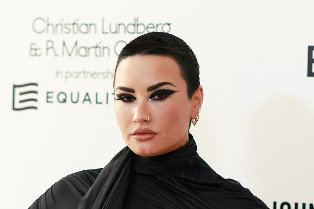 La cantante estadounidense Demi Lovato asiste a la 30.ª fiesta anual de visualización de los Oscar de la Fundación Elton John contra el SIDA en Los Ángeles, California, el 27 de marzo de 2022. (Foto de Michael Tran/AFP) (Foto de MICHAEL TRAN/AFP a través de Getty Images)