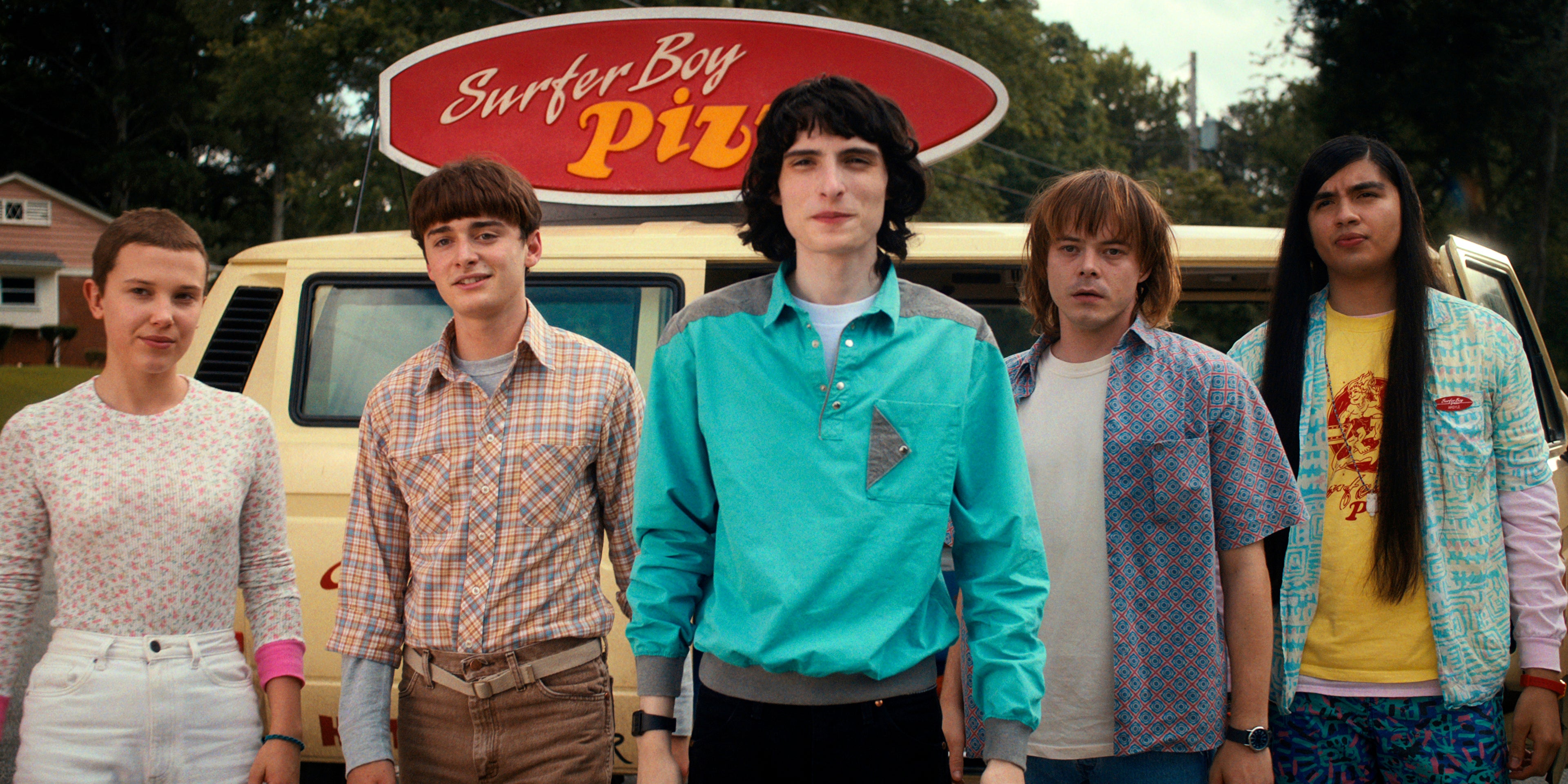 (L-R) Millie Bobby Brown, Noah Schnapp, Finn Wolfhard, Charlie Heaton and Eduardo Franco in ‘Stranger Things’