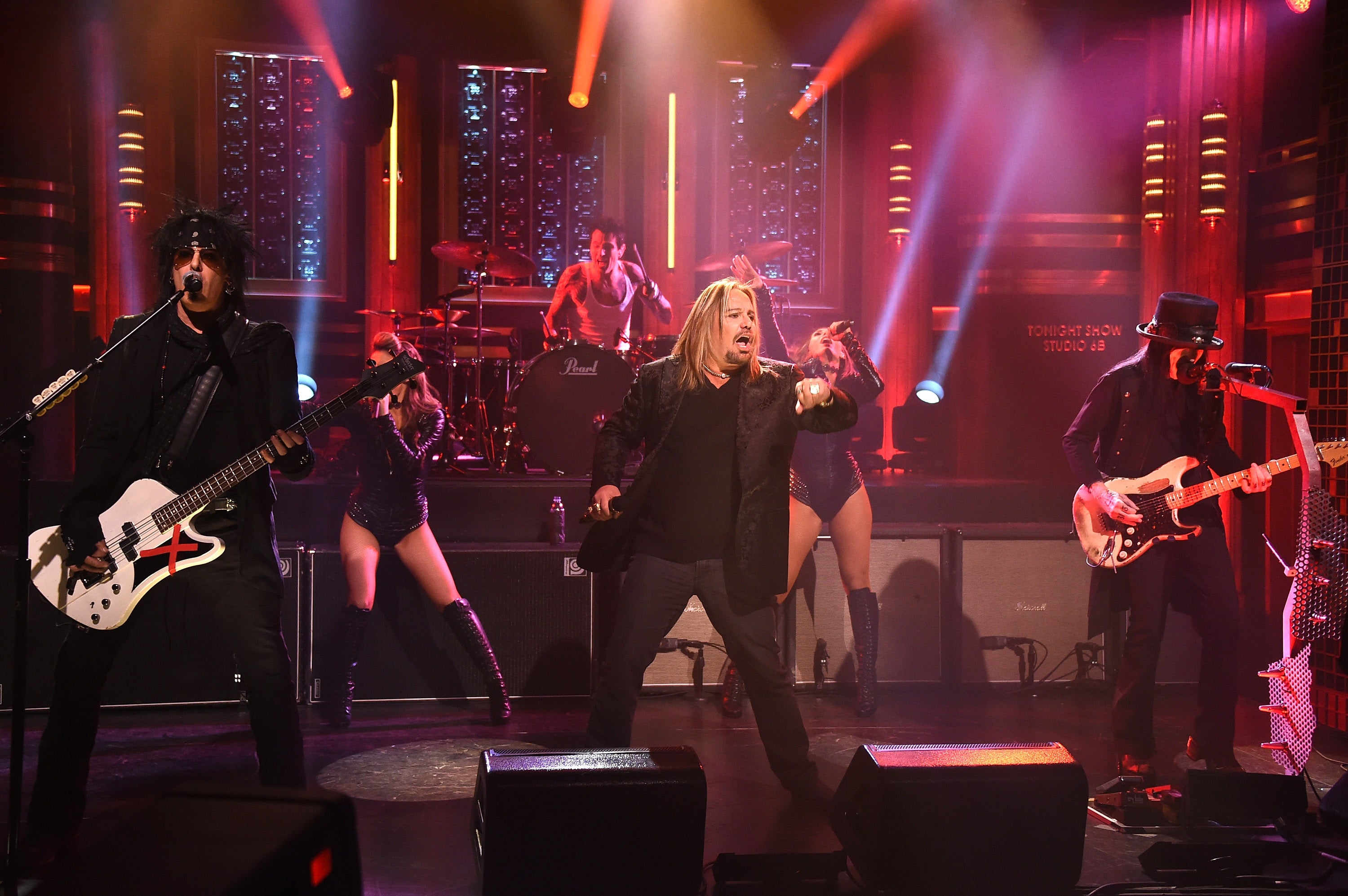 Motley Crue se apresentando em 'The Tonight Show, estrelado por Jimmy Fallon' em 2022