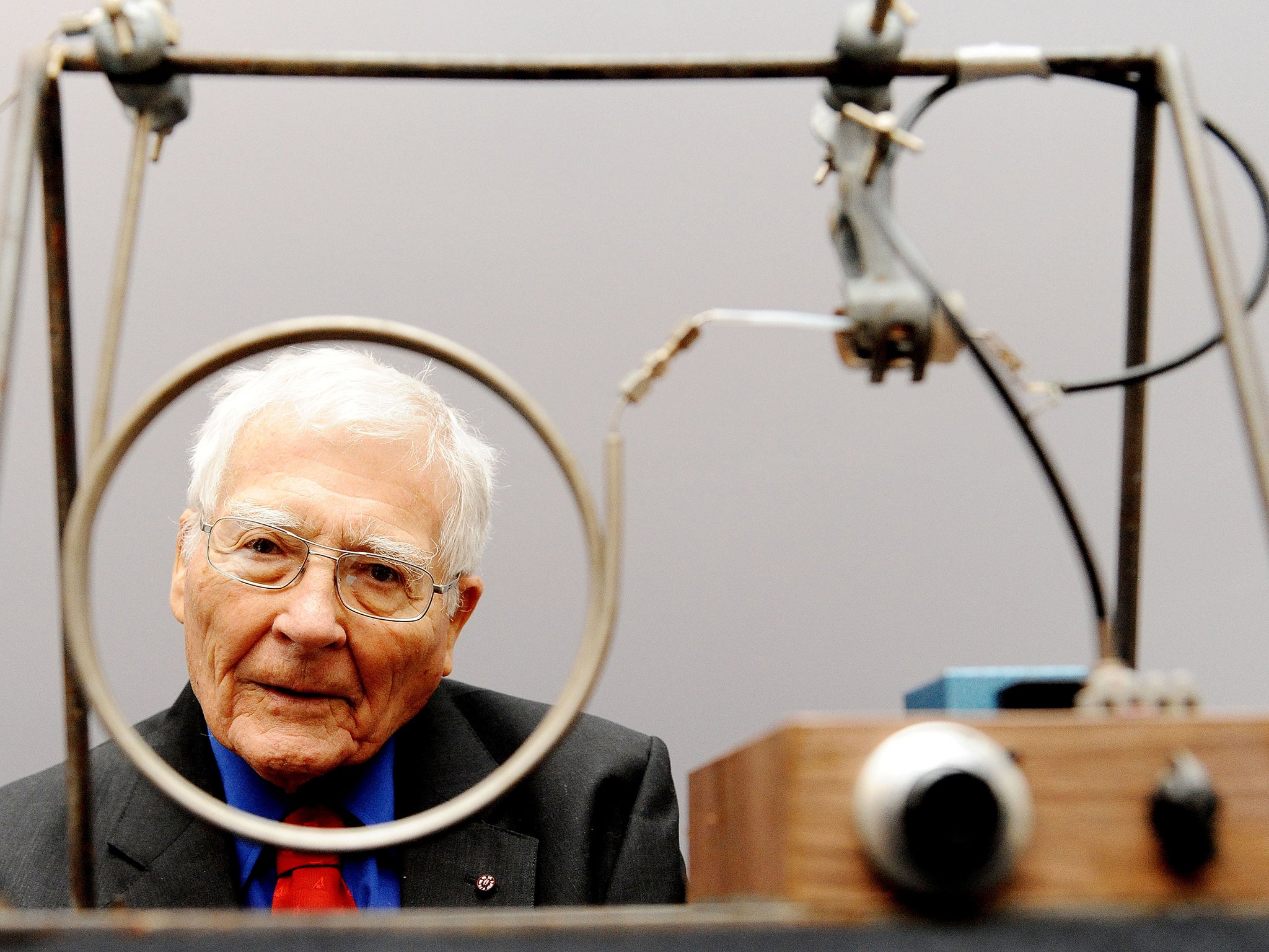 Lovelock with one of his early inventions, a homemade gas chromatography device, used for measuring gas and molecules present in the atmosphere