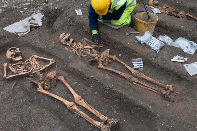 <p>Archaeologists from the Cambridge Archaeological Unit excavate the remains of friars buried at the city’s former Augustinian friary</p>