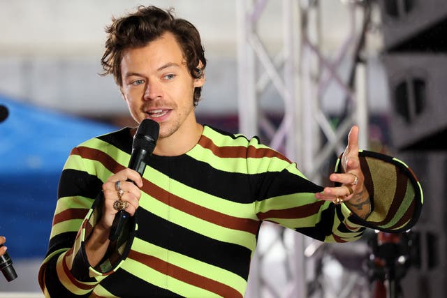 <p>Harry Styles’ fans praise singer for his unique golf outfit</p>