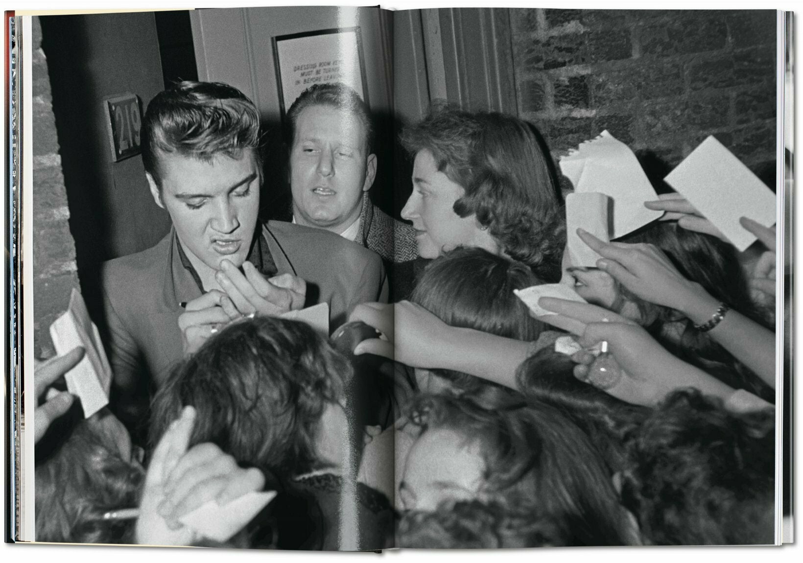 Fans reach out to Elvis for autographs