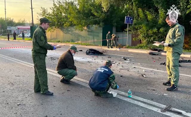<p>Investigadores en el lugar del auto bomba que mató a Darya Dugina en agosto</p>