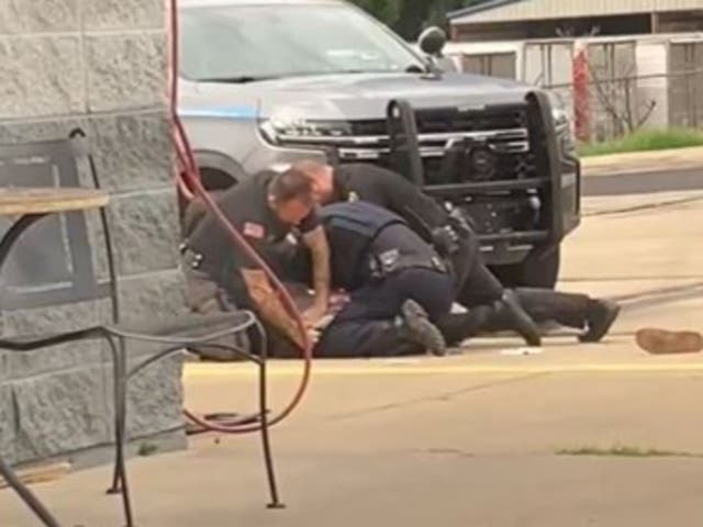Tres agentes de la ley de Arkansas fueron captados por la cámara agrediendo a un hombre negro