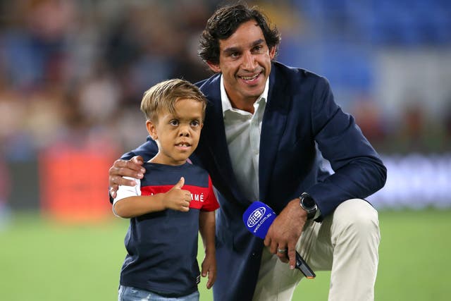 <p>Quaden Bayles with former rugby league footballer Johnathan Thurston</p>