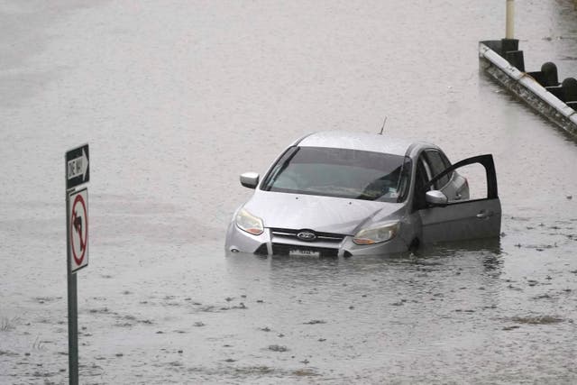Un automóvil inundado en una carretera en Dallas el lunes