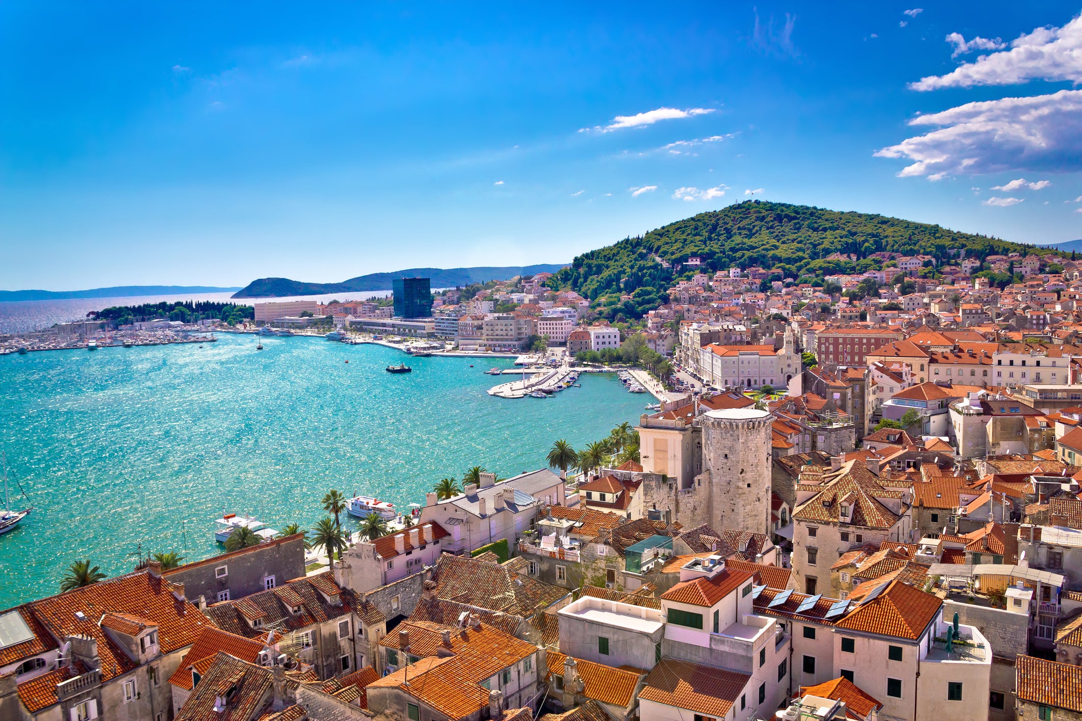 <p>The woman and her daughter were sunbathing on Kasjuni beach near Split when a thunderstorm swept in</p>