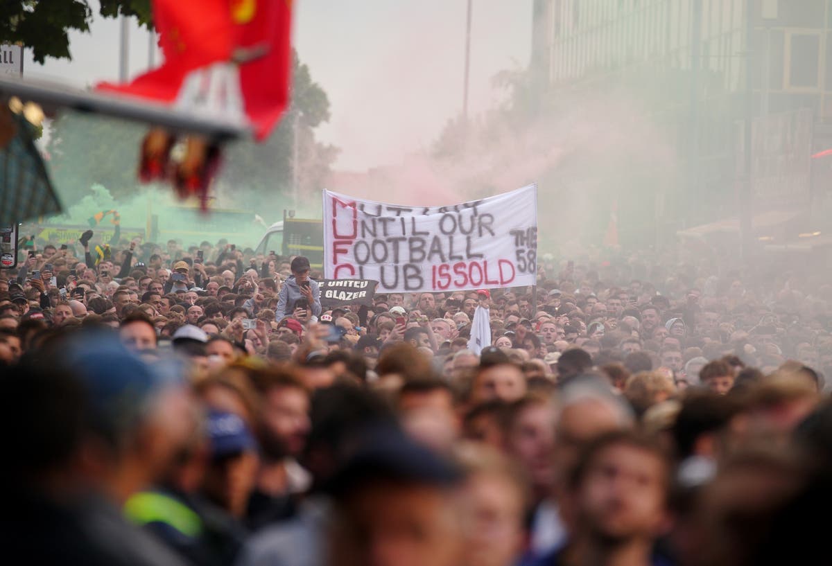 Thousands of Man Utd fans hold anti-Glazer protest before Liverpool clash