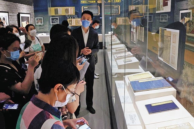 <p>A guide at the National Library of China introduces the restoration process for copies of <em>Tianlu Linlang</em>, a royal book collection of the Qing Dynasty (1644-1911), at an exhibition in Beijing</p>