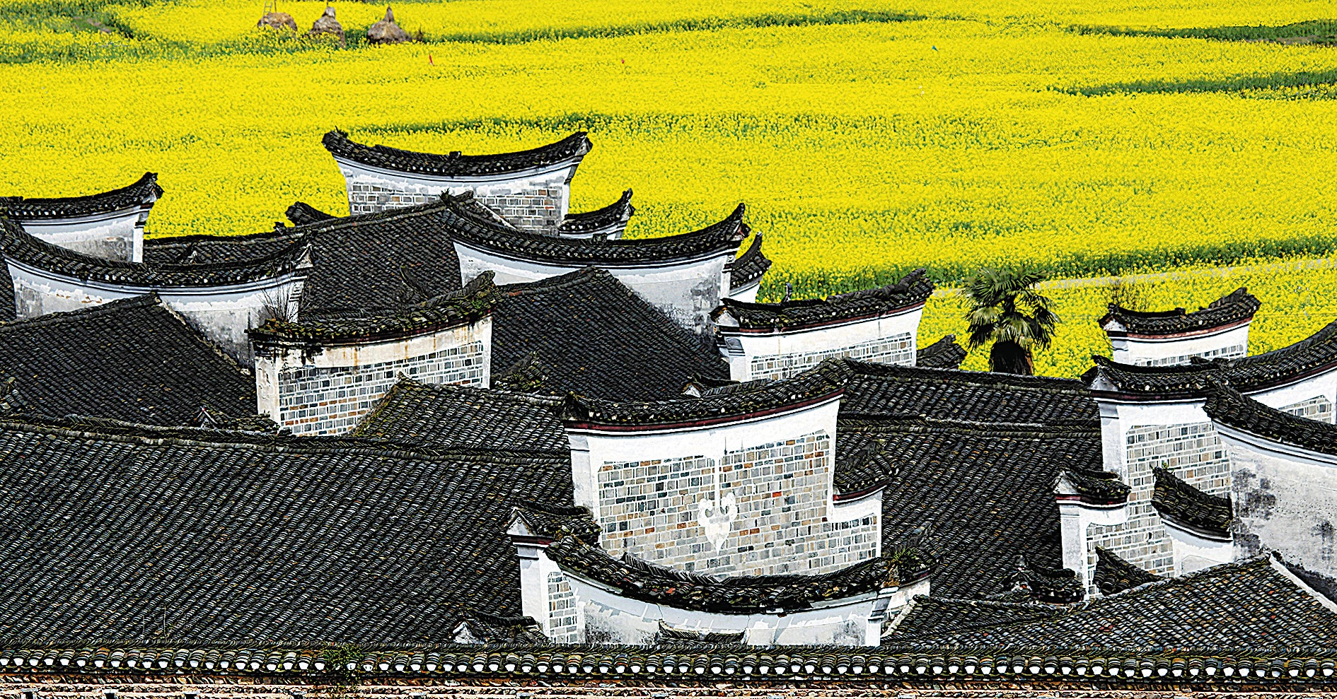Traditional architecture in the south and east of Hunan features horse-head walls