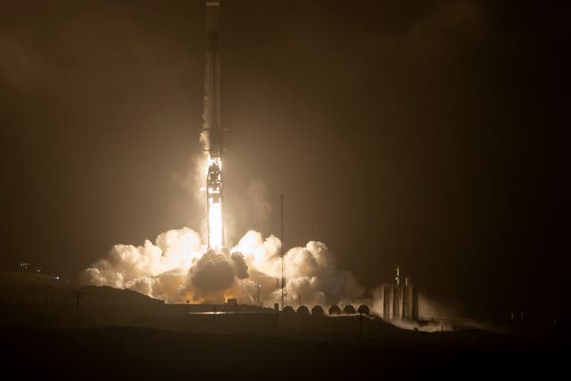 <p>Lanzamiento de DART en California a bordo de un cohete de SpaceX </p>
