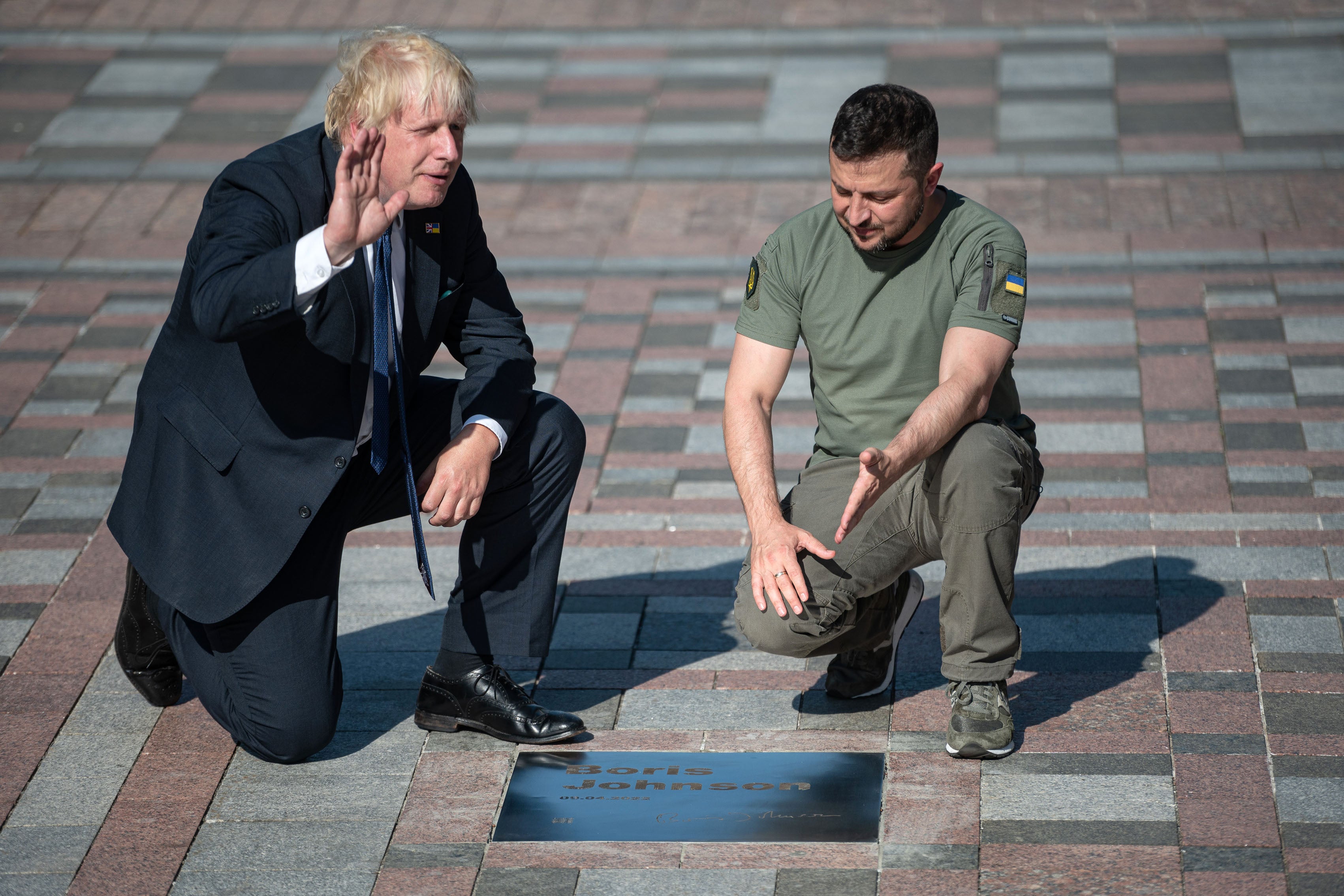 Zelensky presents Boris Johnson with a plaque bearing his name on Kyiv’s ‘Walk of the Brave'
