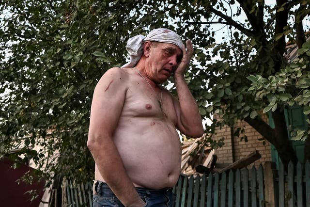 Un hombre llora después de que su hijo de 11 años fuera asesinado por un ataque militar ruso en Chaplyne