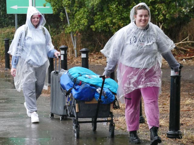 <p>Fans arrive for the Reading festival in wet weather</p>