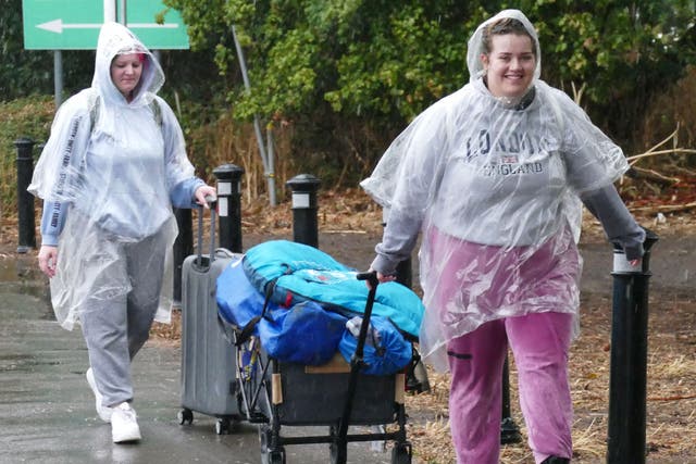 <p>Fans arrive for the Reading festival in wet weather</p>