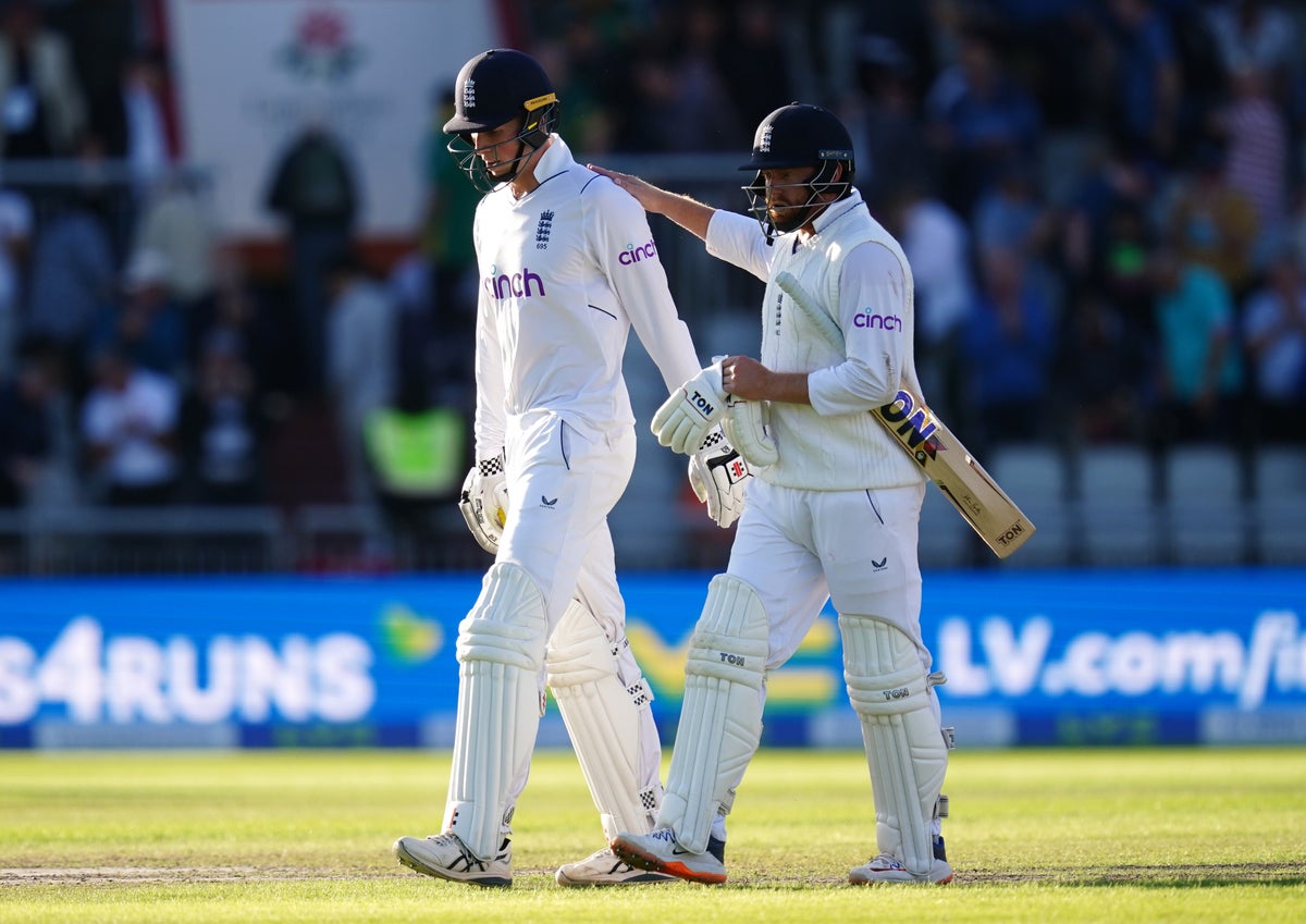 Zak Crawley helps England end opening day of second SA Test in strong position