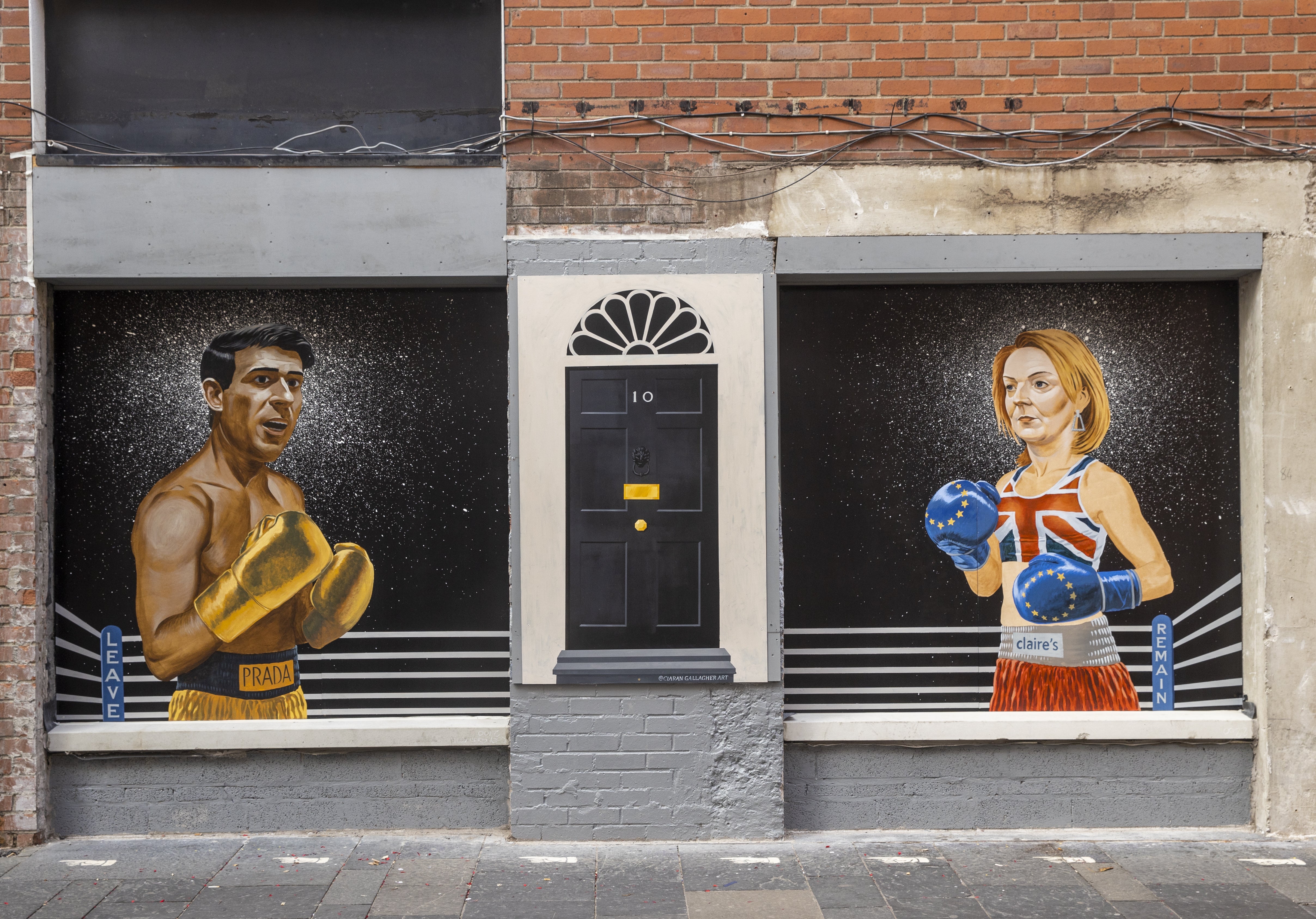 A mural showing Conservative Party candidates Rishi Sunak and Liz Truss as two boxers (Liam McBurney/PA)