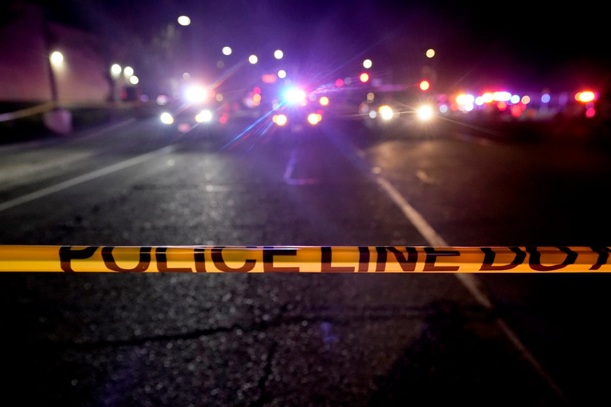 Polis, Oregon'daki Safeway süpermarkette açılan ateş sonucu en az üç kişinin öldüğünü söyledi.