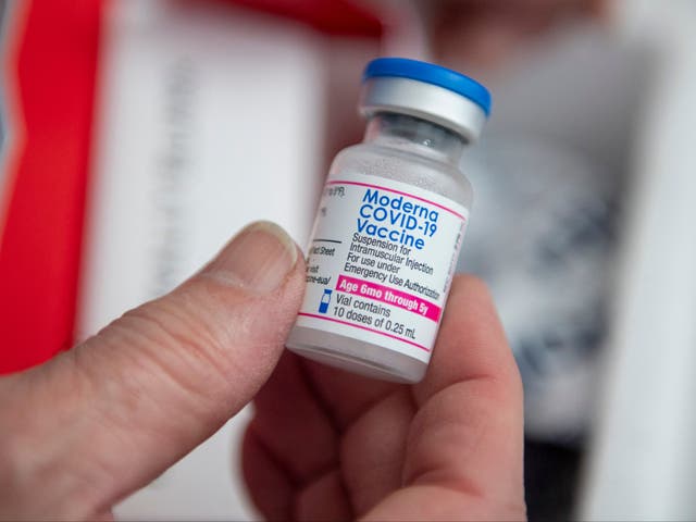 Un trabajador médico sostiene un vial de la nueva vacuna infantil Moderna Covid-19 antes de llenar las jeringas con ella en Temple Beth Shalom en Needham, Massachusetts, el 21 de junio de 2022.