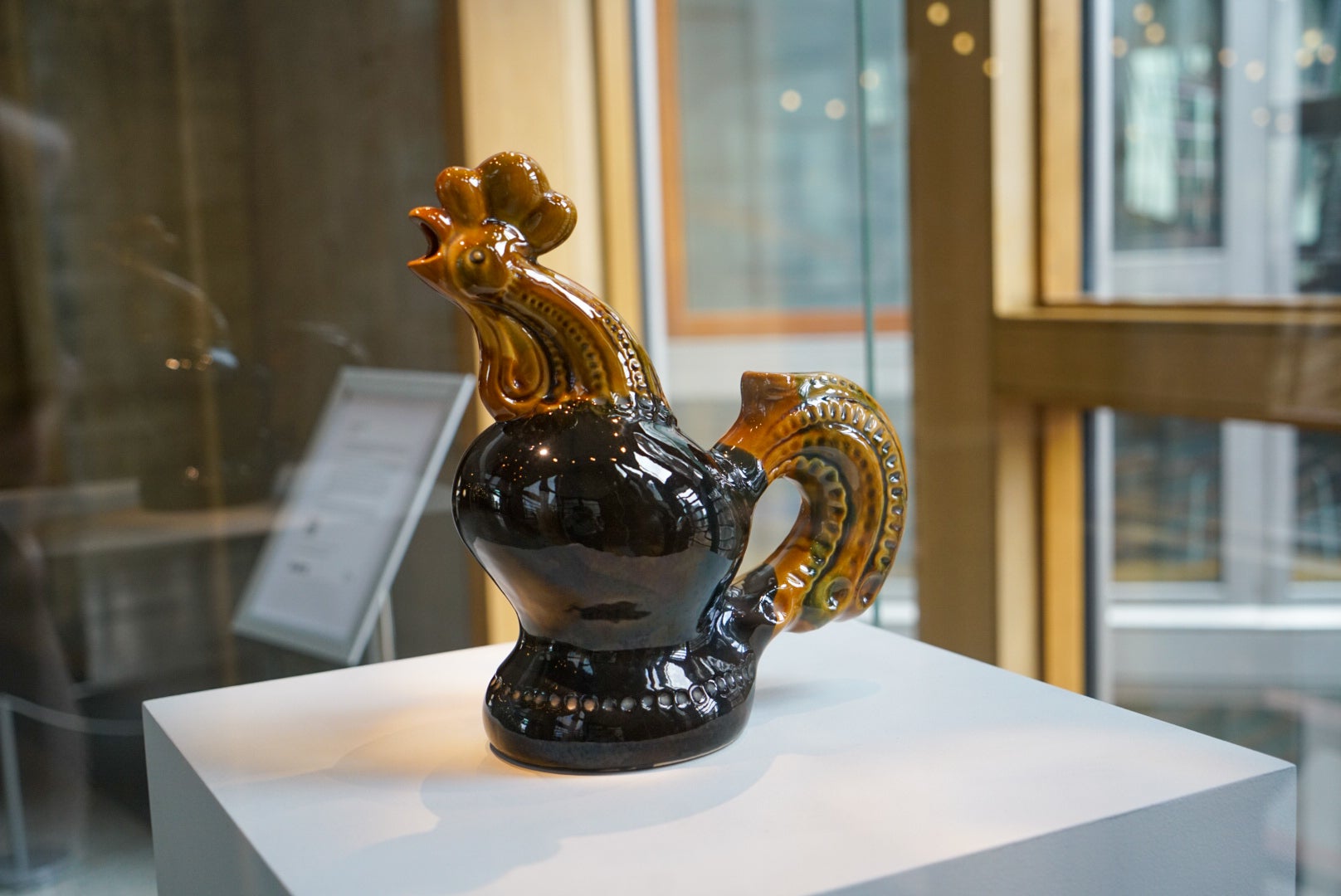 Ukrainian cockerel jug on display at the Scottish Parliament. It was handed to Boris Johnson during his walkabout in Kyiv in April 2022. (Scotland Office)