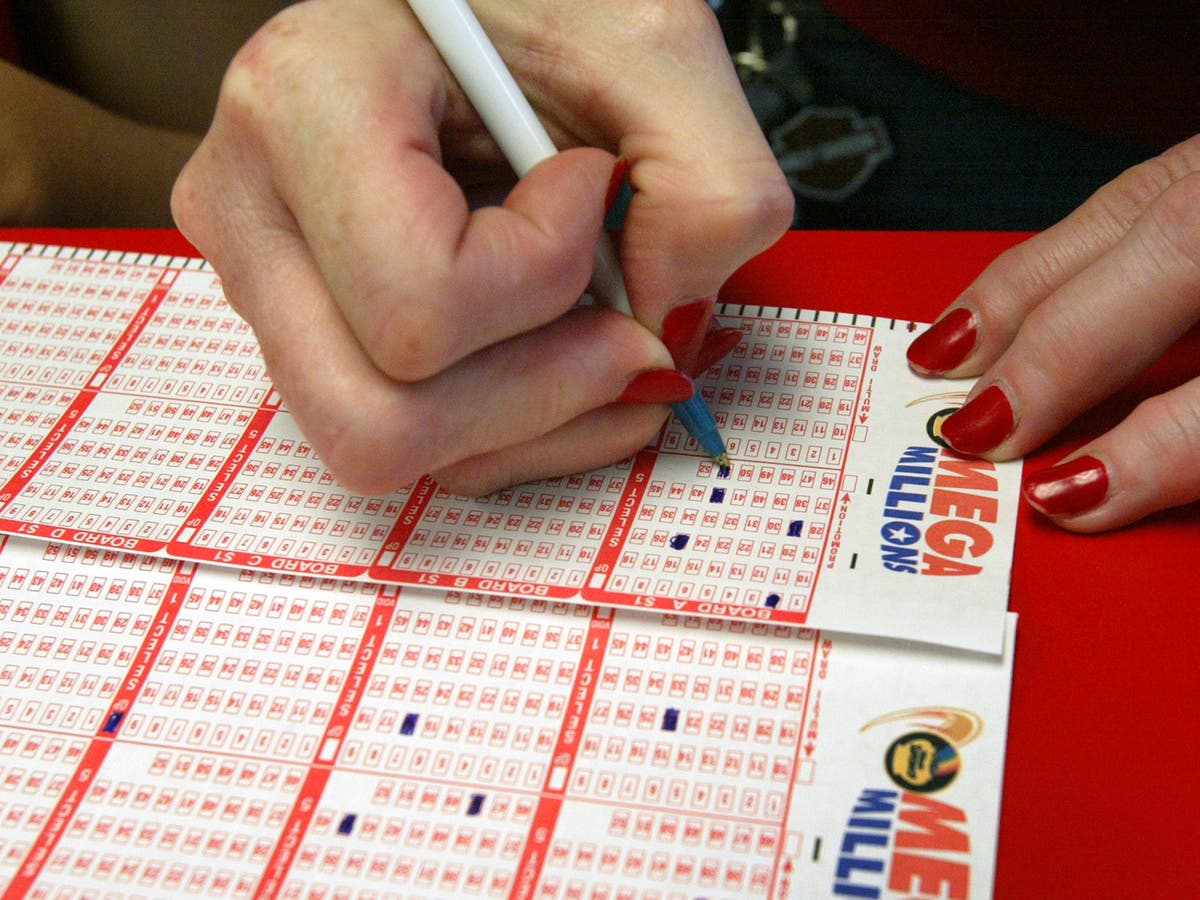 Как играть в лотерею билеты. Как играть в лотерею билеты. Лотерея гослото 7 из 49. Бумажки для лотереи. Гослото 4 из 20.