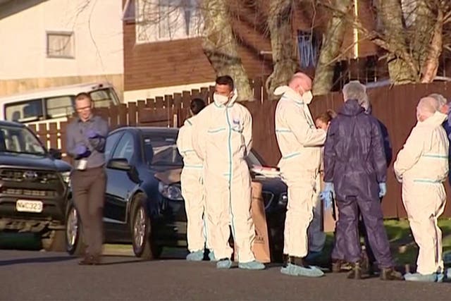 Policías e investigadores forenses se concentran en el lugar donde fueron encontradas maletas con los restos de dos niños