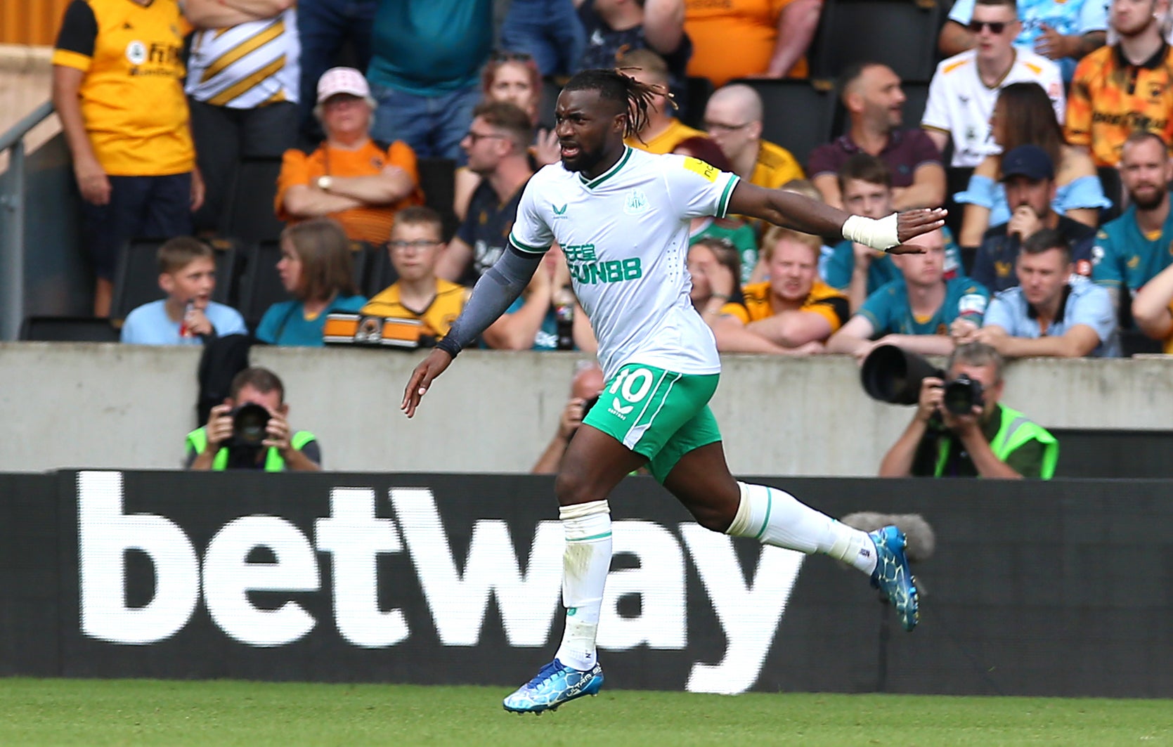 Allan Saint-Maximin celebrates his late equaliser at Molineux. (Nigel French/PA)