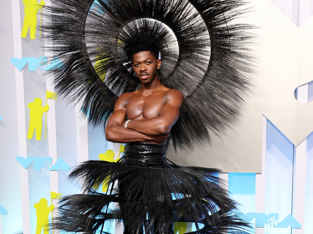 Lil Nas X stuns in incredible feather headpiece at 2022 MTV VMAs