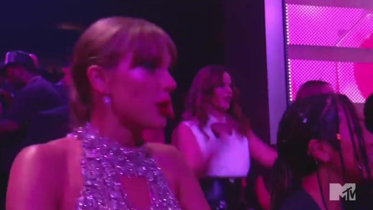 Watch Taylor Swift enthusiastically rap along to Nicki Minaj’s ‘Super Bass’ during VMAs 2022