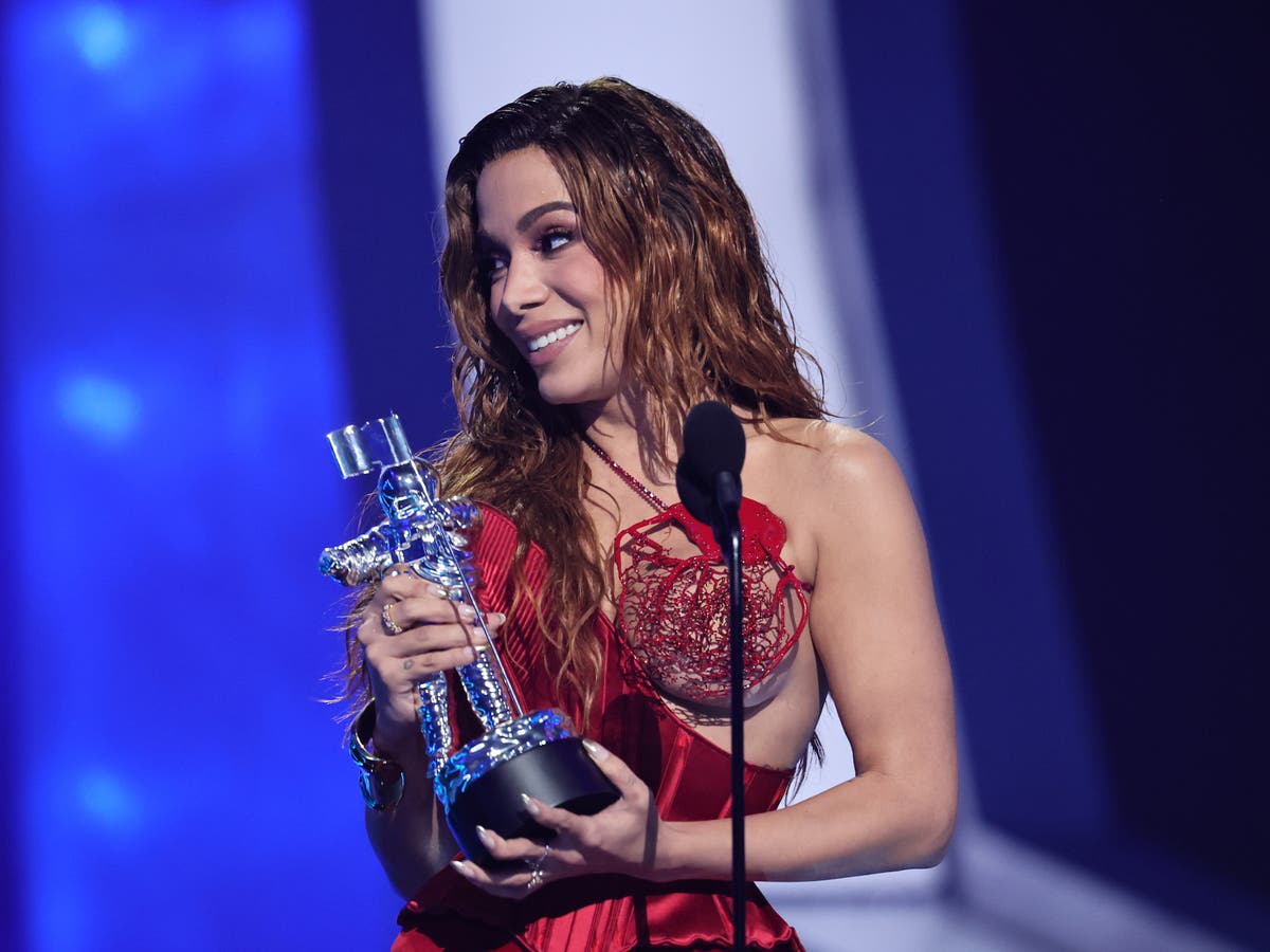 VMAs da MTV 2022: Anitta faz história como a primeira vencedora e performer brasileira