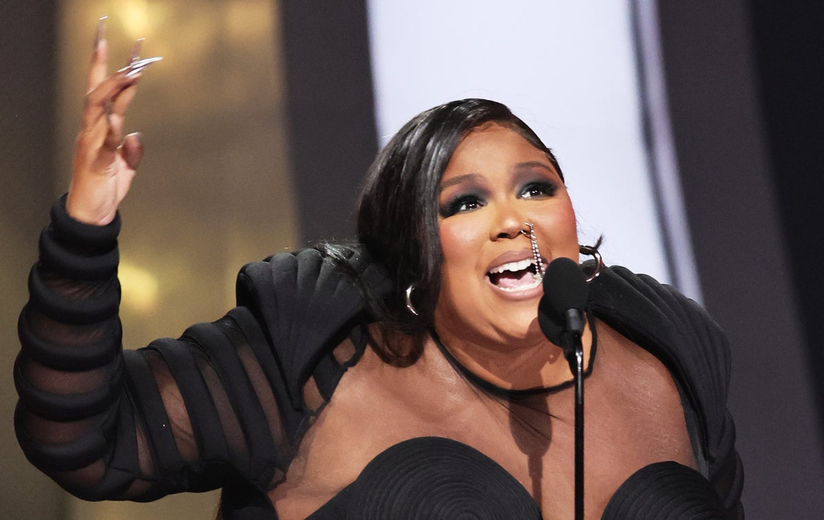 Lizzo calls out 'b******' in the press during MTV VMAs speech: 'B