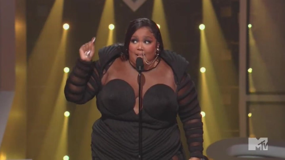 VMAs 2022: Lizzo calls out ‘b******’ in the press during winners speech