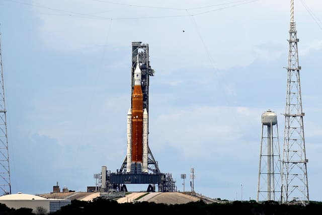 El cohete Luna de la NASA está listo para la misión Artemis 1 en el Centro Espacial Kennedy en Cabo Cañaveral, Florida (John Raoux/AP)