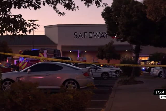 El domingo por la noche, un hombre armado ingresó a una tienda de comestibles Safeway en Oregón y abrió fuego, hiriendo fatalmente a dos víctimas. El pistolero fue encontrado dentro de la tienda por la policía donde dijeron que murió de una herida de bala.