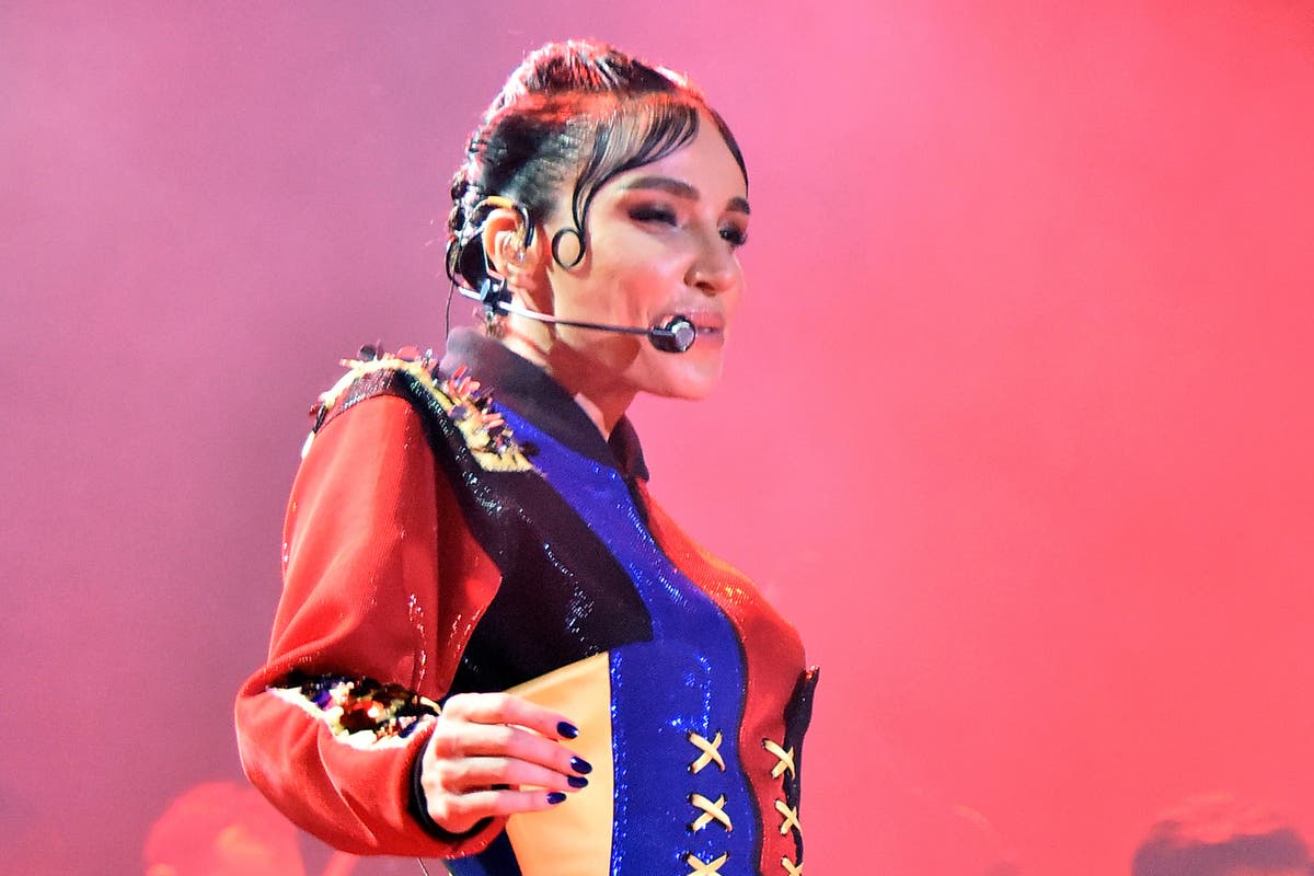 Gulsen: Jailed Turkish pop star released to house arrest after joke uproar