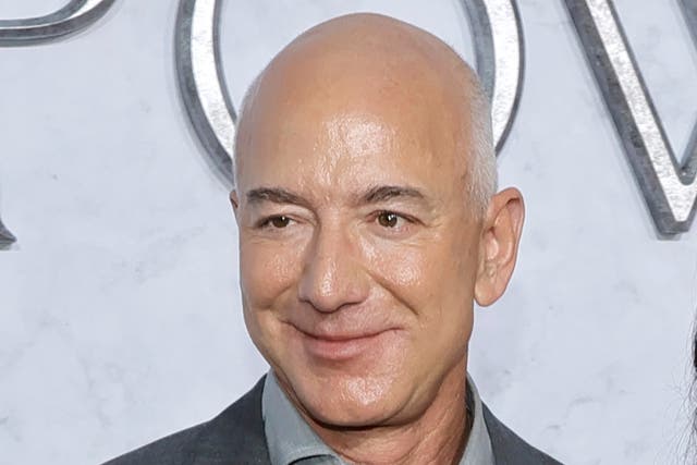 Jeff Bezos, fundador y presidente ejecutivo de Amazon, asiste al estreno en Los Ángeles de "El señor de los anillos: los anillos del poder" de Amazon Prime Video en The Culver Studios el 15 de agosto de 2022 en Culver City, California.