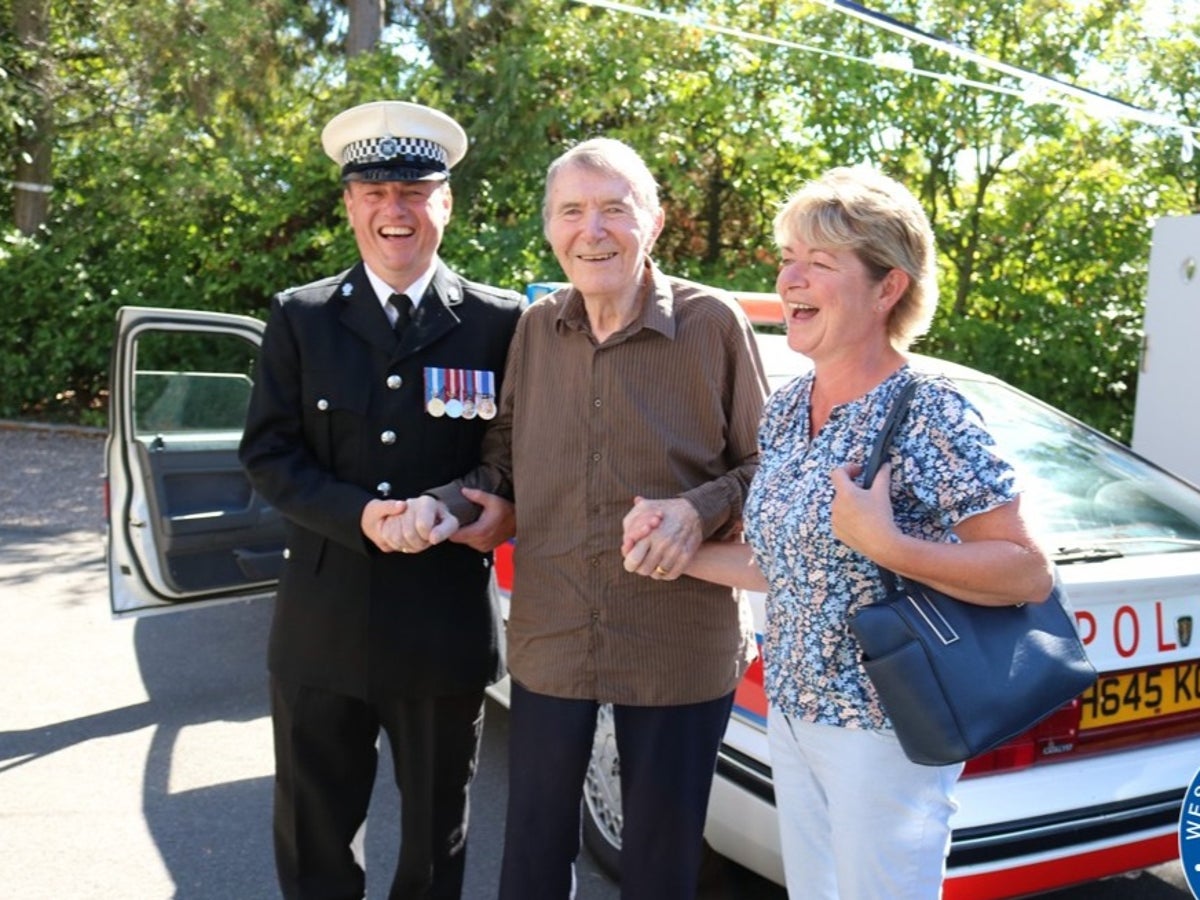 Policeman helps retired traffic officer with dementia ‘relive’ his past