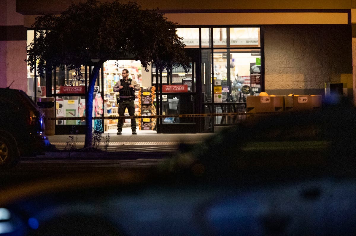 Police: 2 killed in Oregon grocery store, suspect found dead