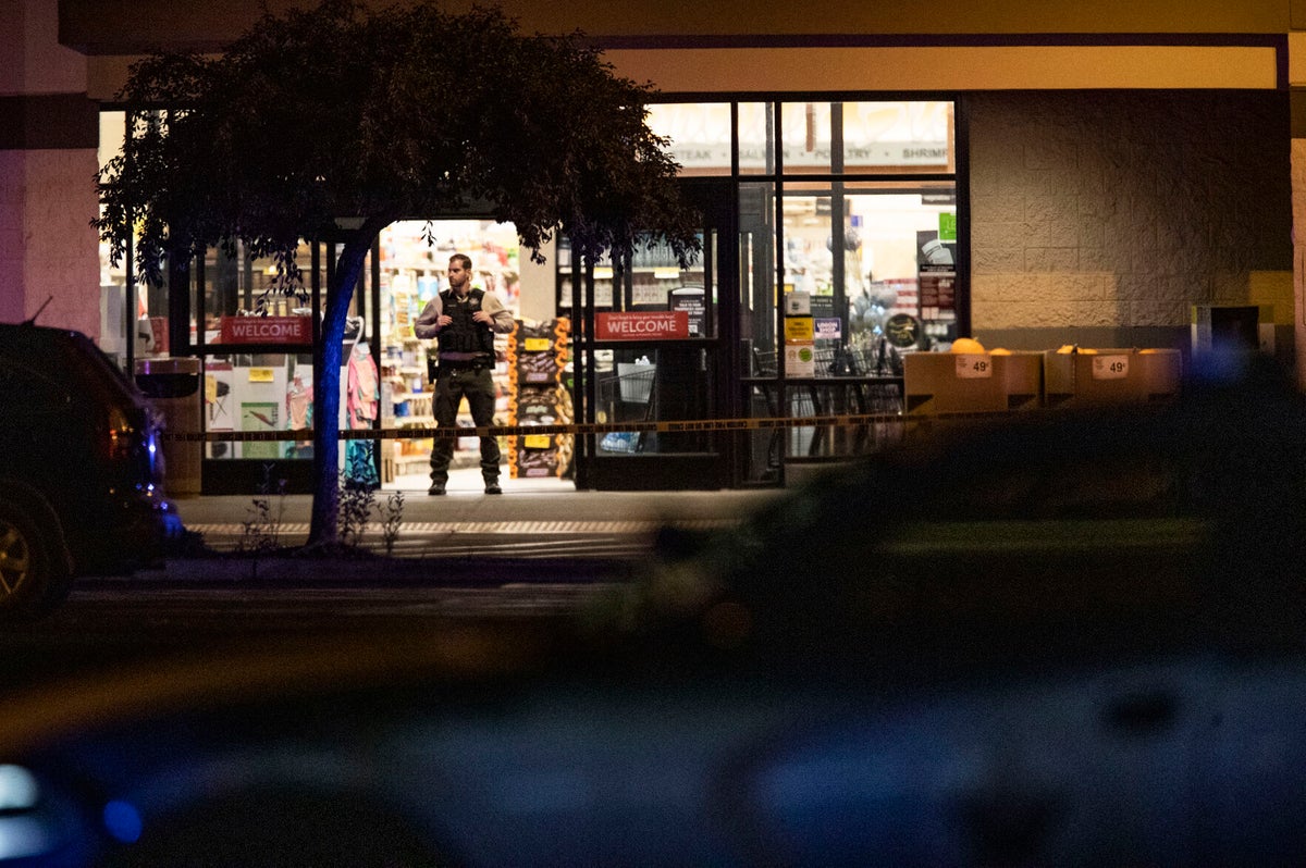 Police: 2 killed in Oregon grocery store, suspect found dead