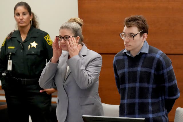 Nikolas Cruz se para cuando los miembros del jurado ingresan a la sala del tribunal el 29 de agosto.