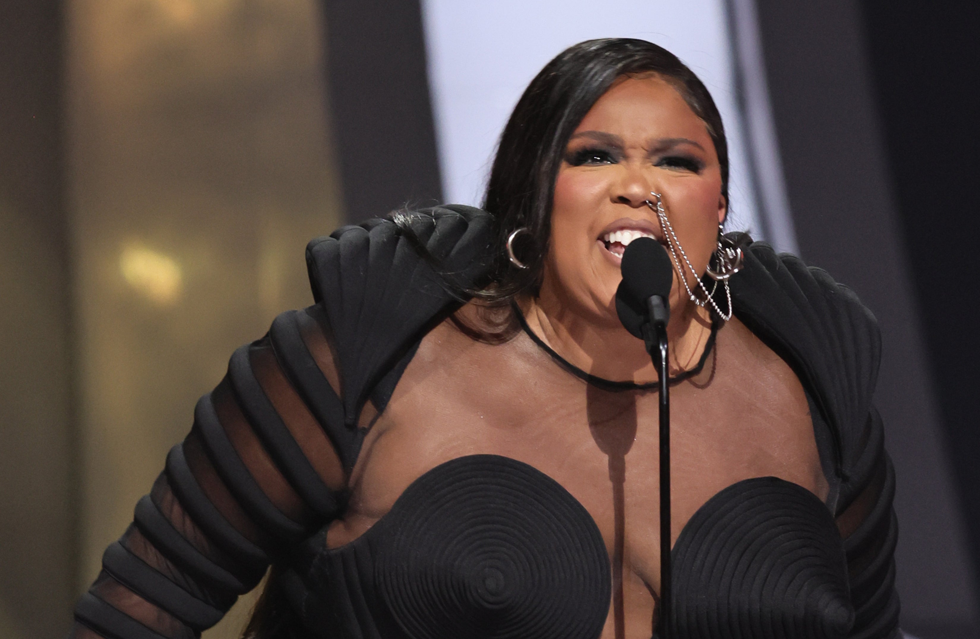 ‘Lemme make one thing very clear’ Lizzo clarifies VMAs ‘b*tches’ speech