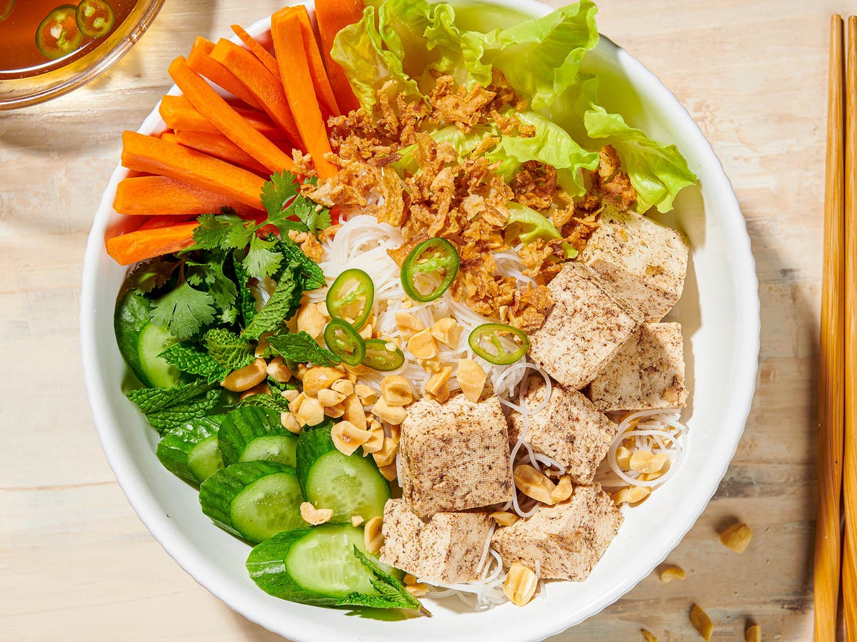 Easy no-cook Vietnamese tofu bún bowls