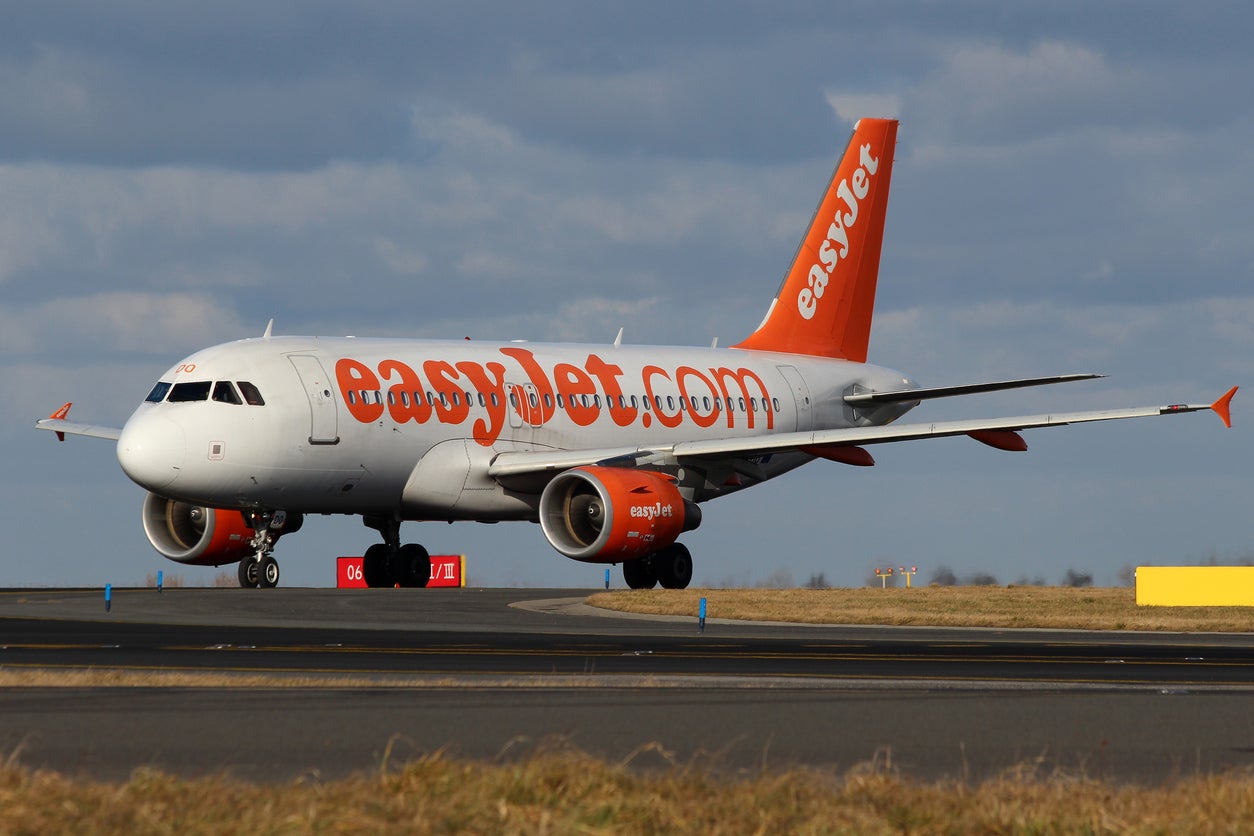 An easyJet A320-214 lands in Prague