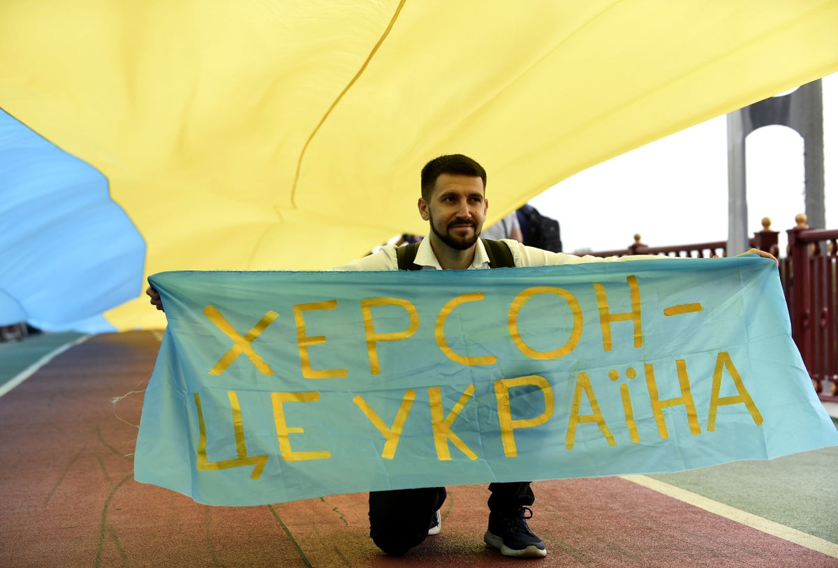 Ukrayna, Kherson'u geri almak için savaşırken Rus hatlarını ihlal ettiğini iddia ediyor