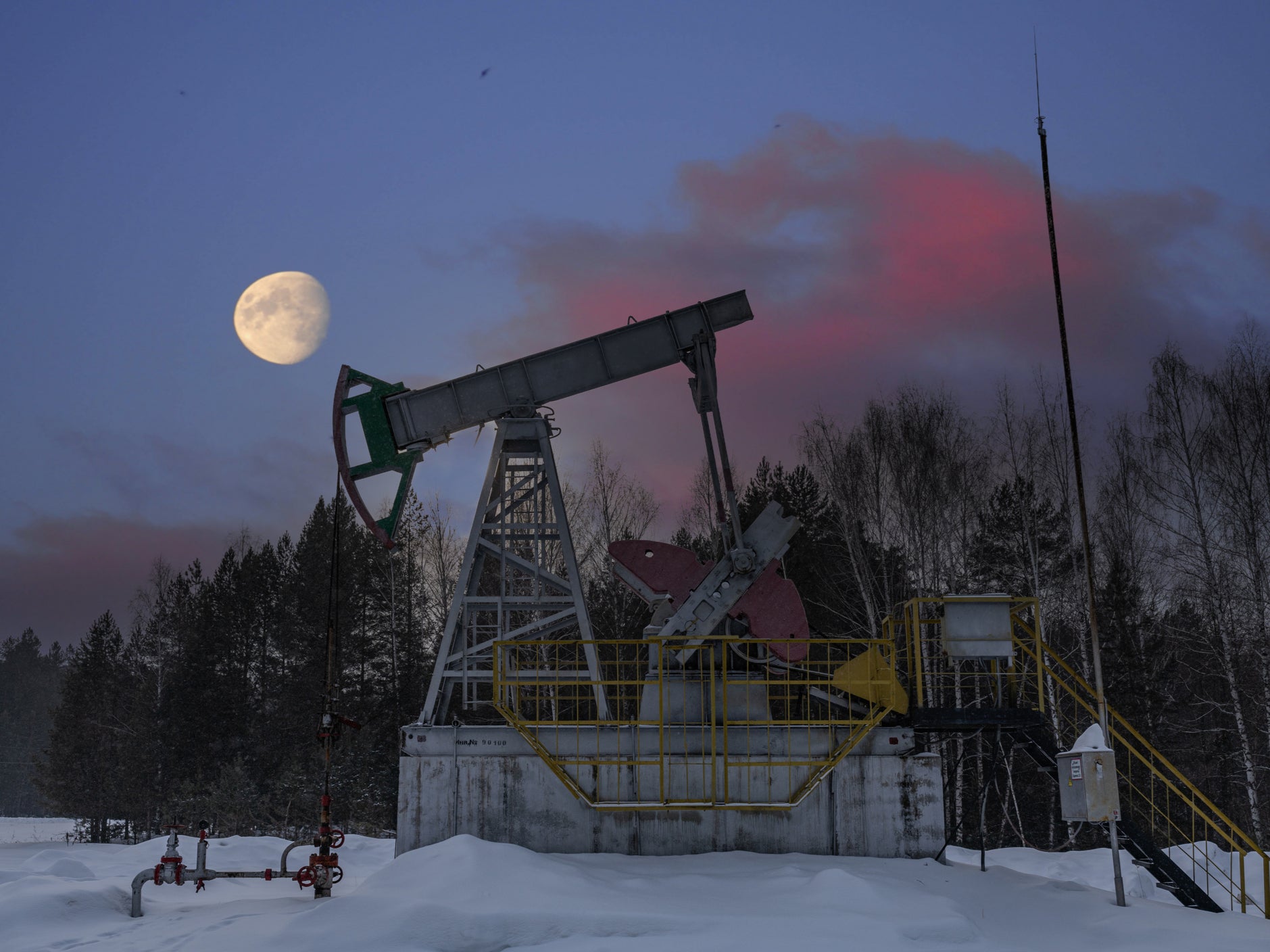 <p>An oil drilling rig in Russia. Wealthy ‘oligarchs’ are symptomatic of inequality after the privatisation of oil firms following the collapse of the Soviet Union </p>