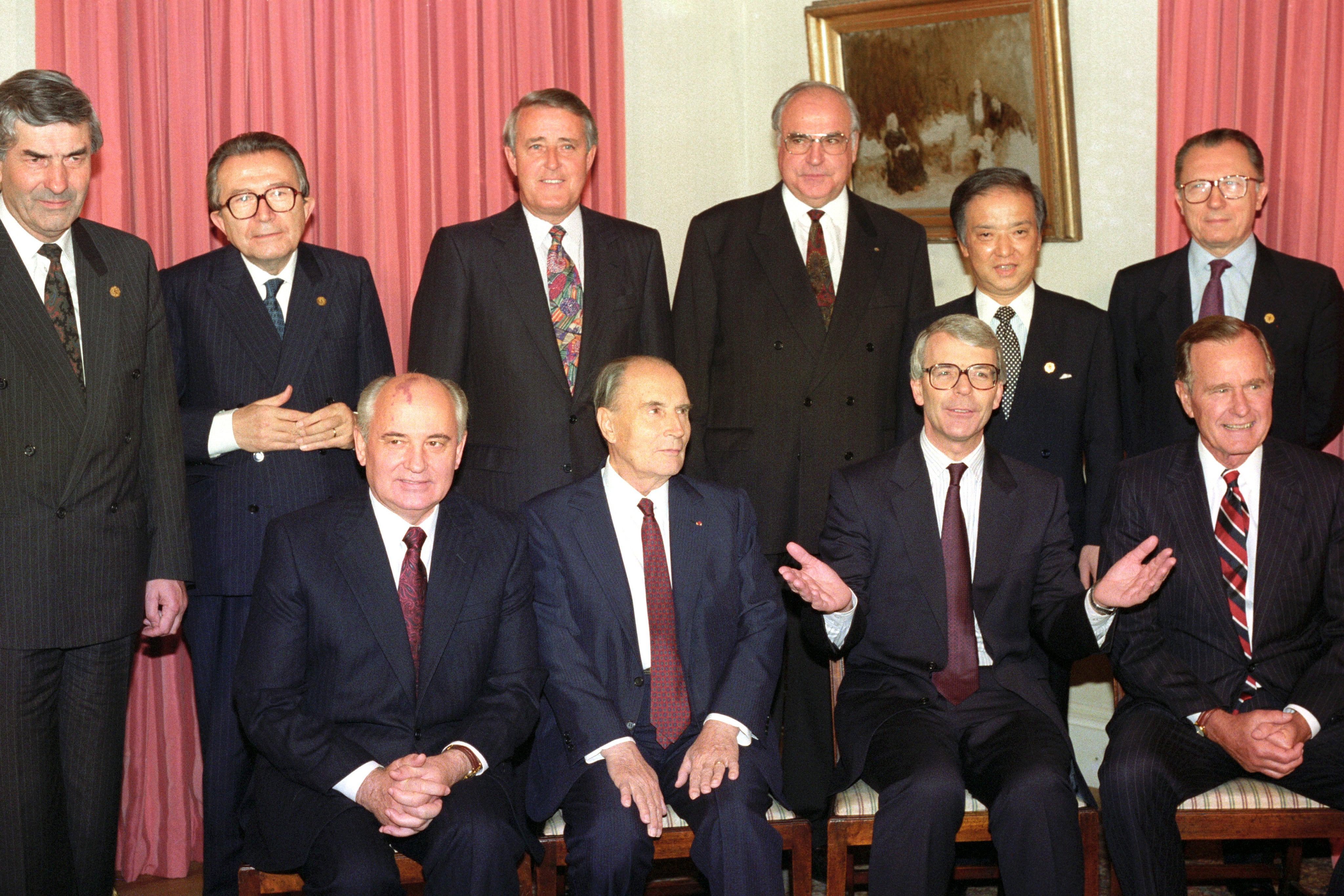 The G7 leaders pose for a photograph inside 10 Downing Street. Back row (l-r): Ruud Lubbers, Giulio Andreotti, Brian Mulroney, Helmut Kohl, Toshiki Kaifu and Jacques Delors. Front: Mikhail Gorbachev, Francois Mitterrand, John Major and George Bush (Rebecca Naden/PA)