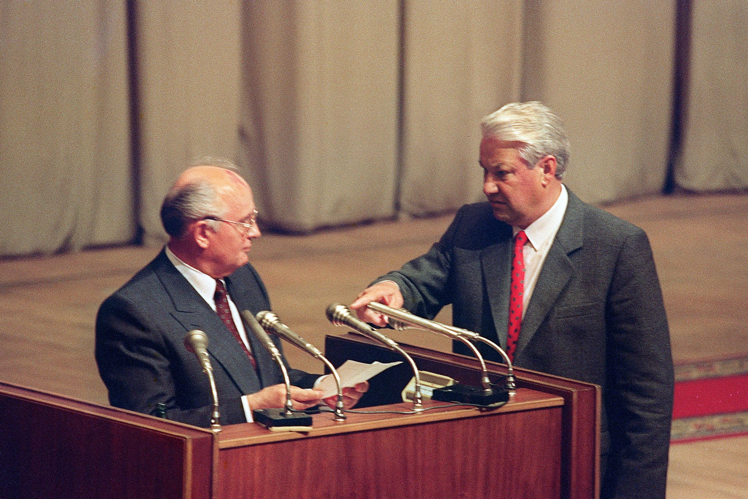 Russian President Boris Yeltsin (R) gestures towards Soviet President Mikhail Gorbachev in Moscow on August 23, 1991