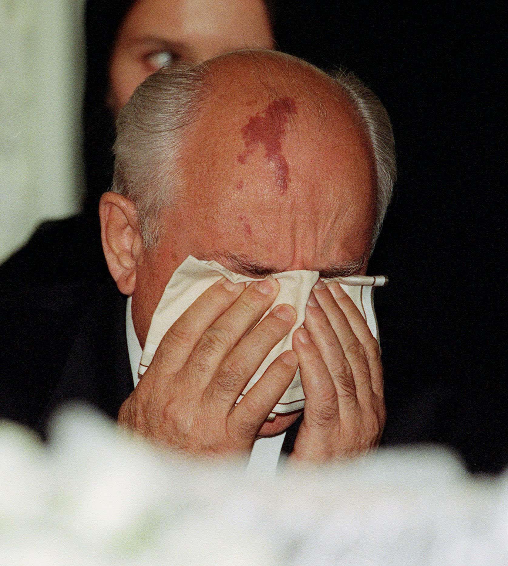 Gorbachev cries at the coffin of his wife, Raisa